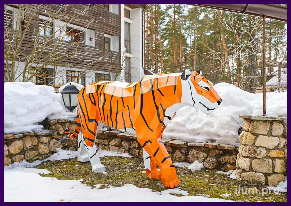 Полигональные тигры из крашеного металла для украшения ландшафта парк-отеля
