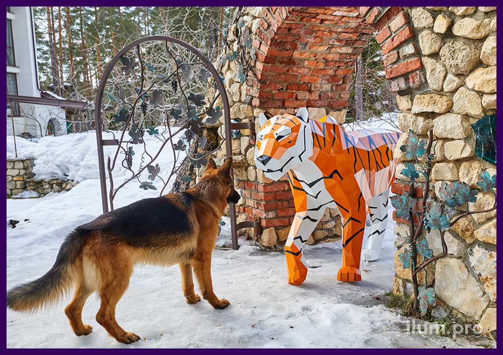 Тигр полигональный разноцветный - металлическая скульптура животного с ЛКП