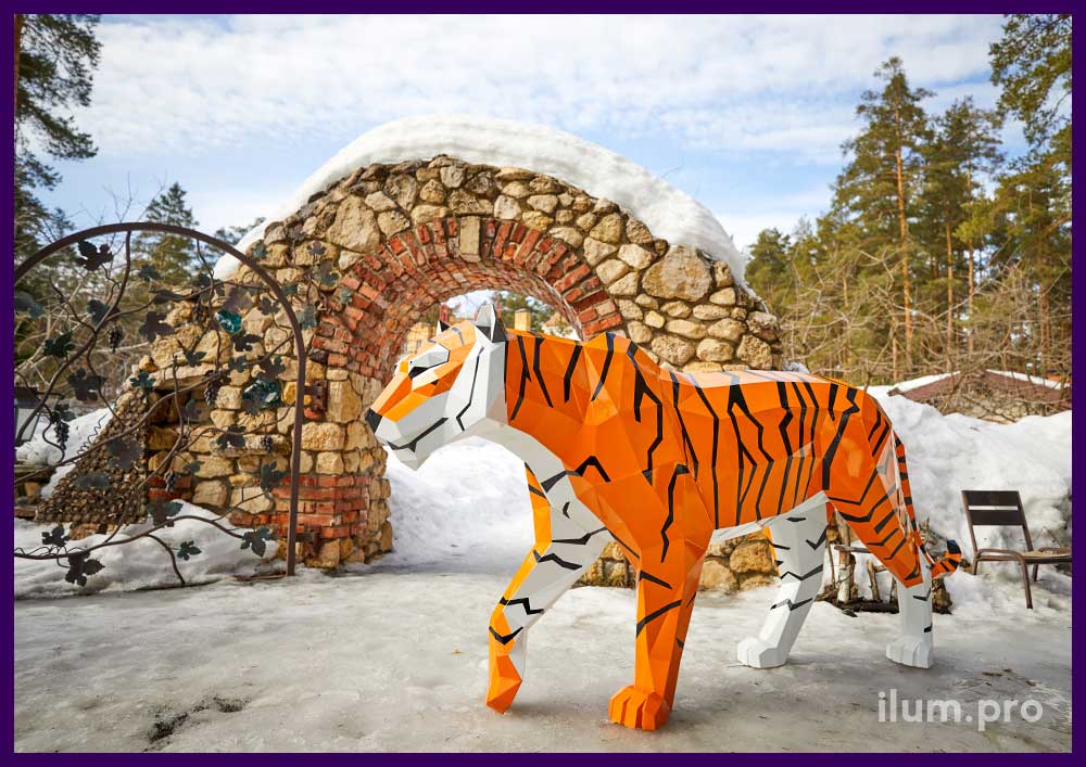 Украшение ландшафта разноцветной скульптурой полигонального тигра из крашеной стали