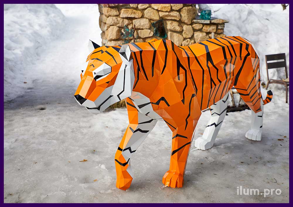 Металлические полигональные скульптуры тигров с покрытием белого, чёрного и оранжевого цвета