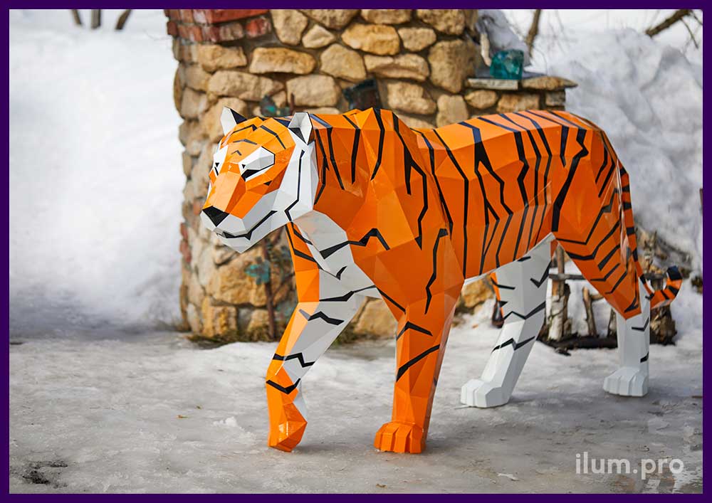 Украшение территории полигональной скульптурой тигра с оранжевой и белой краской