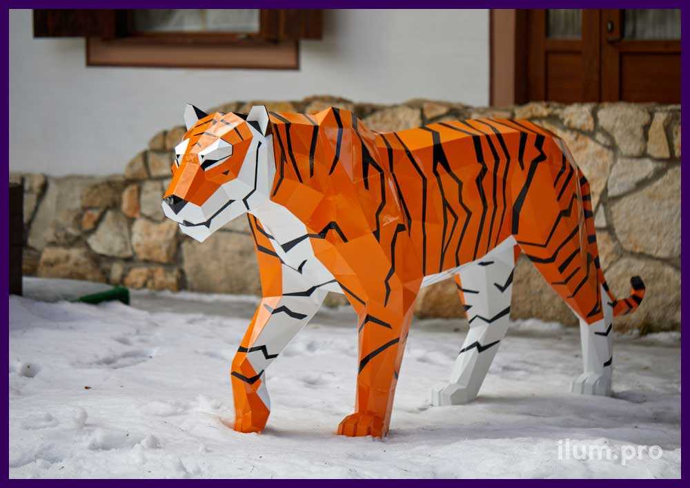 Тигр полигональный из крашеного железа - ландшафтная скульптура в парк-отеле