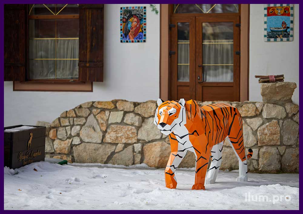 Тигр полигональный металлический - разноцветная скульптура для украшения ландшафта