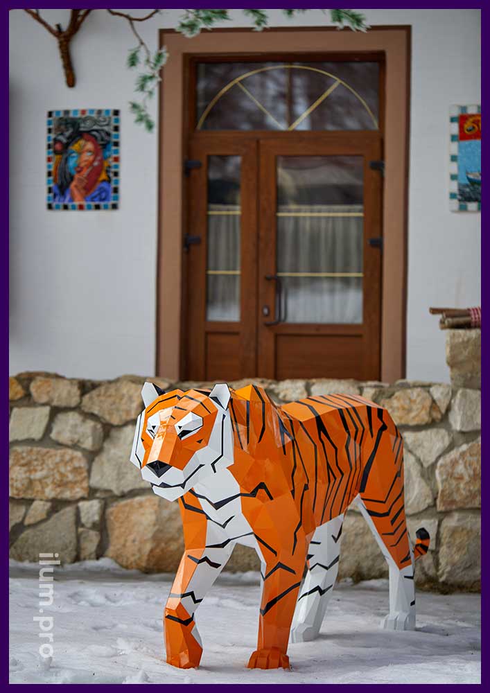 Тигр разноцветный из крашеного железа в полигональном стиле