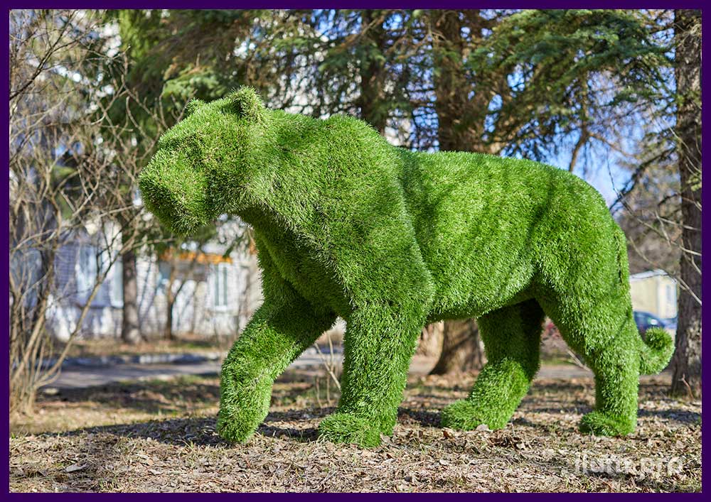 Зелёная скульптура полигонального тигра в стиле топиари с искусственной травой