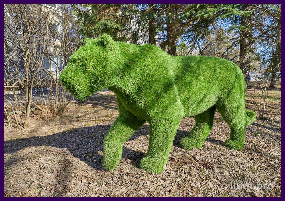 Зелёная фигура тигра из искусственной травы и металлического каркаса - топиарий