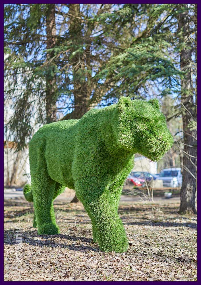 Садово-парковая ландшафтная скульптура топиари в форме тигра с травой