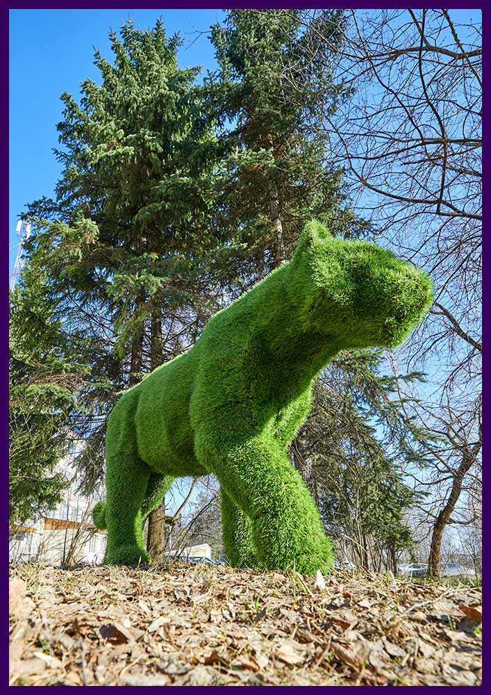Тигр топиари в полигональном стиле - ландшафтная скульптура в форме животного
