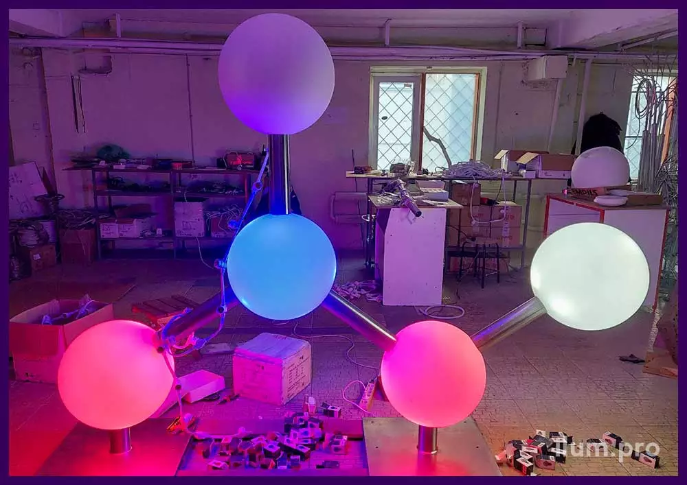 Производство уличной фотозоны на заказ - металлические трубы со светящимися шарами