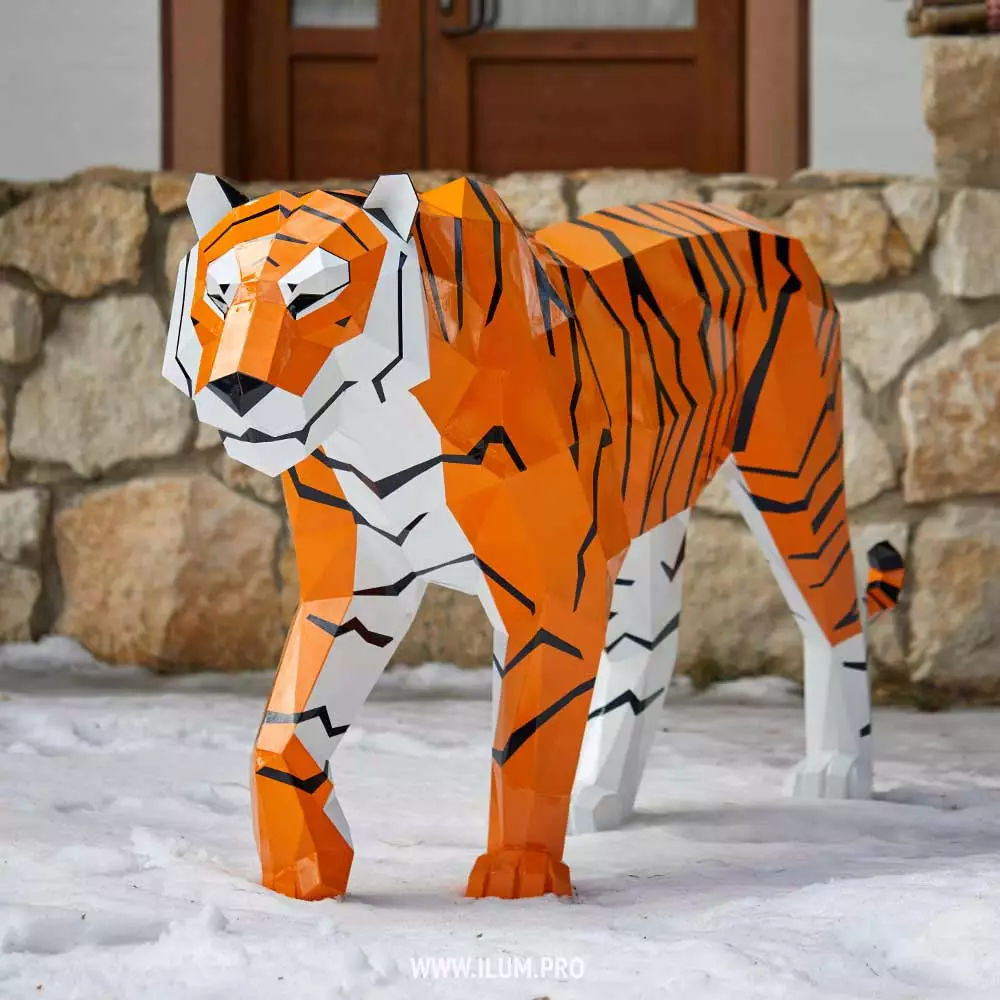 Украшение парка разноцветной полигональной скульптурой тигра из крашеной стали