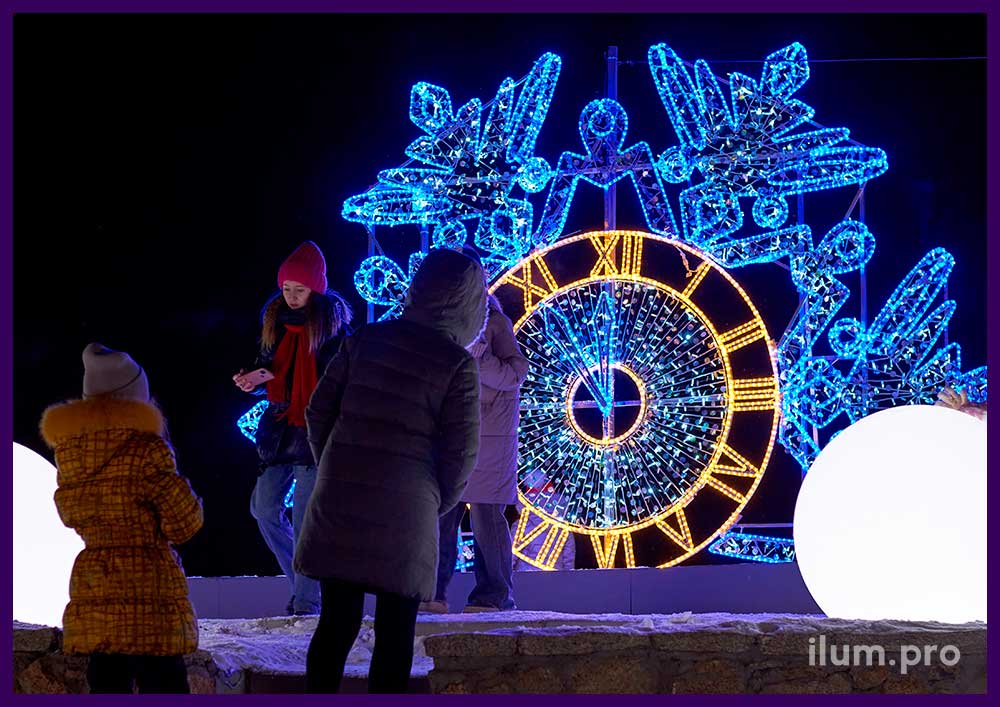 Часы в форме снежинки из алюминиевого каркаса, голографических блёсток, гирлянд и дюралайта в Копейске