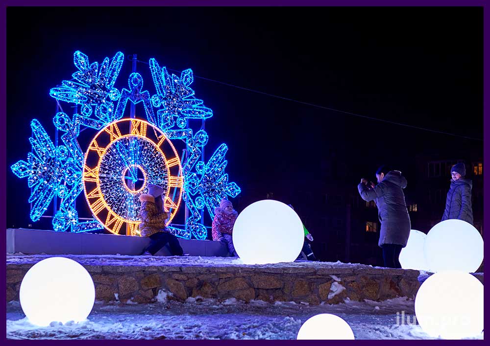 Фотозона новогодняя в Копейске, часы в форме снежинки с гирляндами и дюралайтом