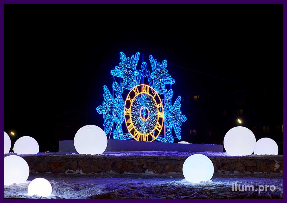 Новогоднее украшение проспекта Победы в Копейске светодиодной фотозоной в форме снежинки с часами из гирлянд