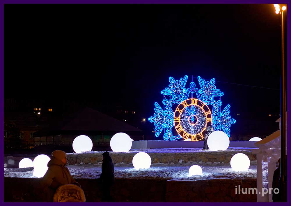 Украшение сквера в Копейске новогодней иллюминацией, фотозона часы со снежинкой и светящиеся шары