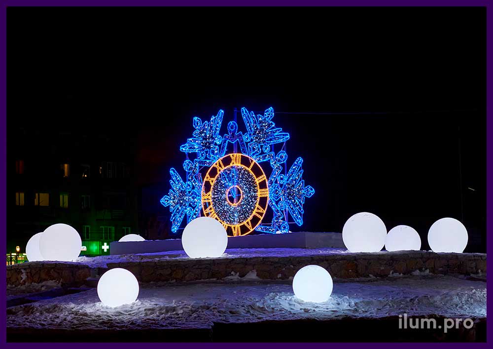 Снежинка в форме часов из алюминиевого профиля и гирлянд для украшения сквера в Копейске на новогодние праздники