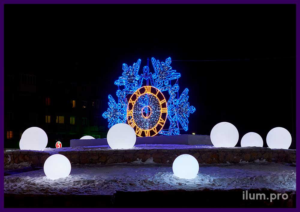 Иллюминация новогодняя в Копейске, украшение территории сквера часами со снежинкой из гирлянд