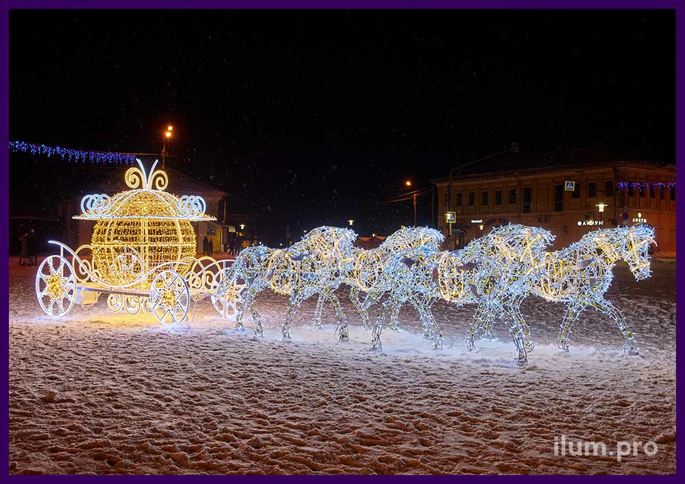 Новогодняя иллюминация в Угличе - светящиеся лошади и карета с гирляндами