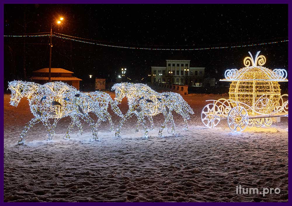 Фотозона в форме кареты с лошадьми в Угличе на Новый год, уличная иллюминация