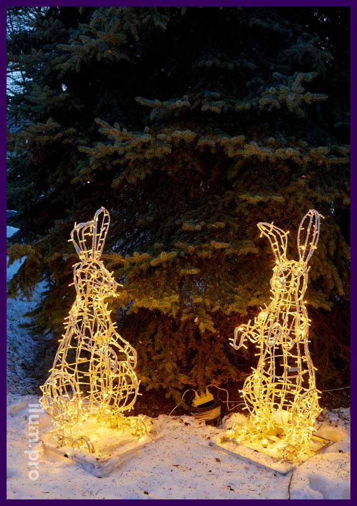 Украшение парка световыми фигурами животных - зайцы с уличными гирляндами