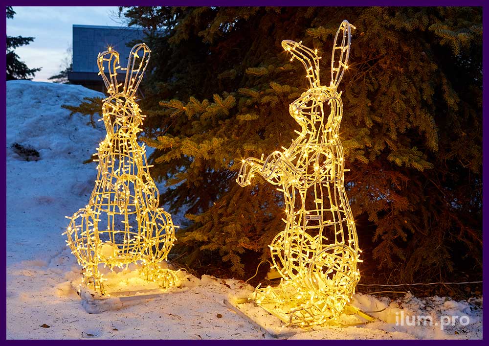 Пара светящихся зайцев из металлического каркаса и уличных гирлянд с защитой от дождя и снега