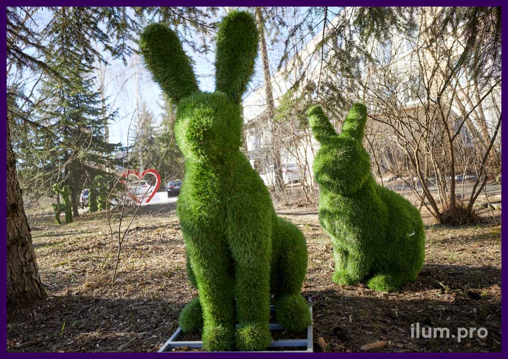 Топиари в форме зайцев с покрытием искусственной травой зелёного цвета