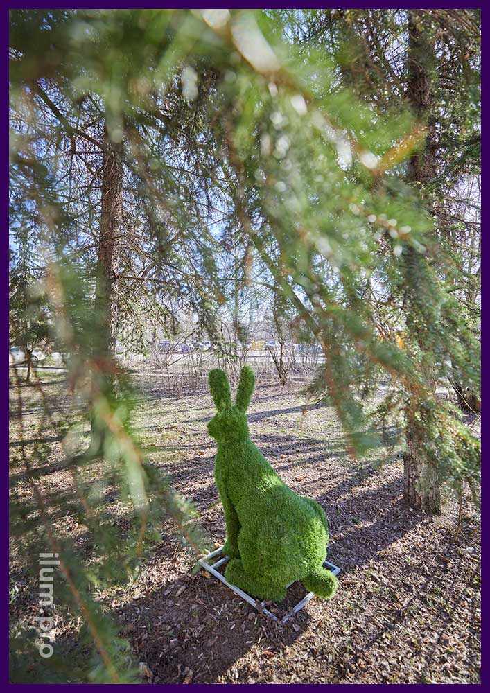 Зелёная фигура зайца топиари из искусственной травы