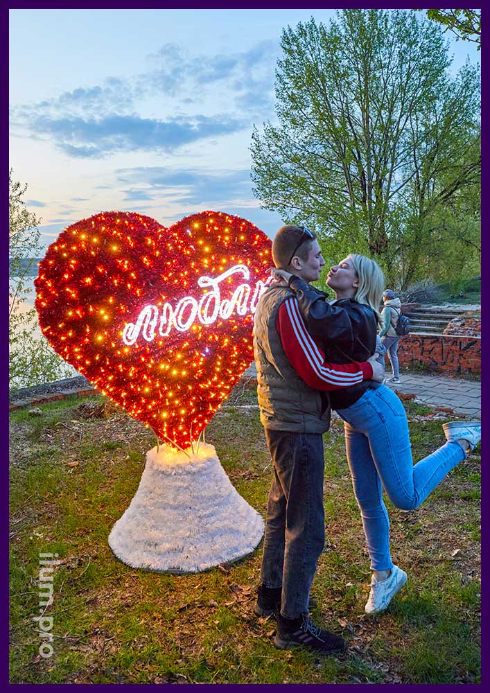 Фотозона на набережной в Гусь-Хрустальном, красное сердце с гирляндами