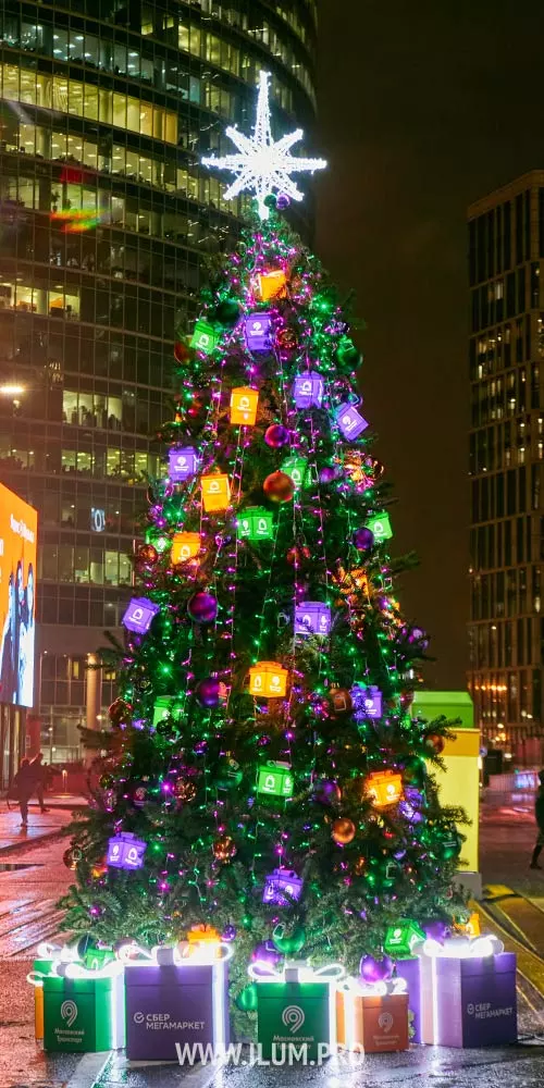 Украшение новогодней ёлки со светящимися подарками на территории Москва-Сити