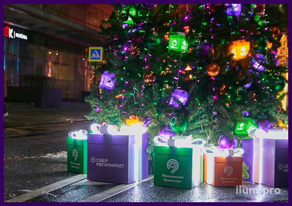 Подарочные коробки из пластика и самоклеящейся плёнки с подсветкой рядом с ёлкой