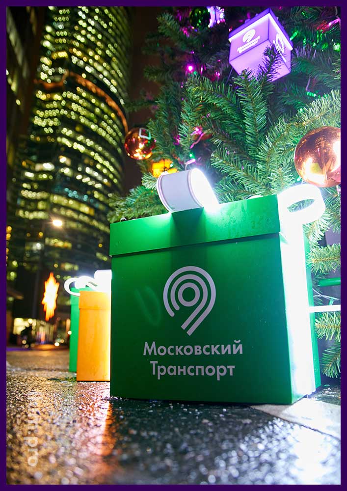 Новогодняя ёлка в Москве с разноцветными гирляндами, светящимися подарками и шарами с логотипами