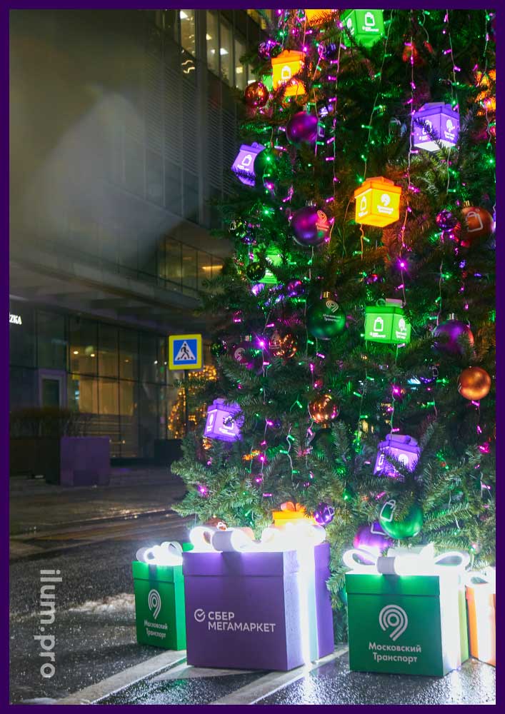 Ёлка с подарками и шарами на Новый год в Москве