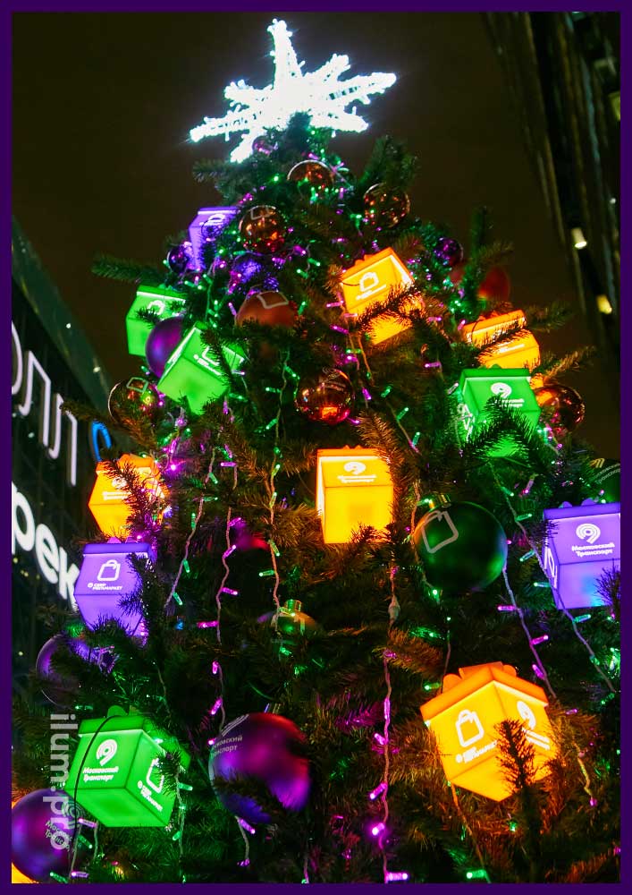 Украшение новогодней ёлки в Москва-Сити разноцветными шарами и подарочными коробками