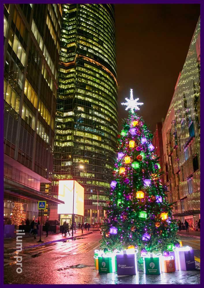Украшение новогодней ёлки в Москва-Сити светящимися подарками от СберМегаМаркета и Московского Транспорта