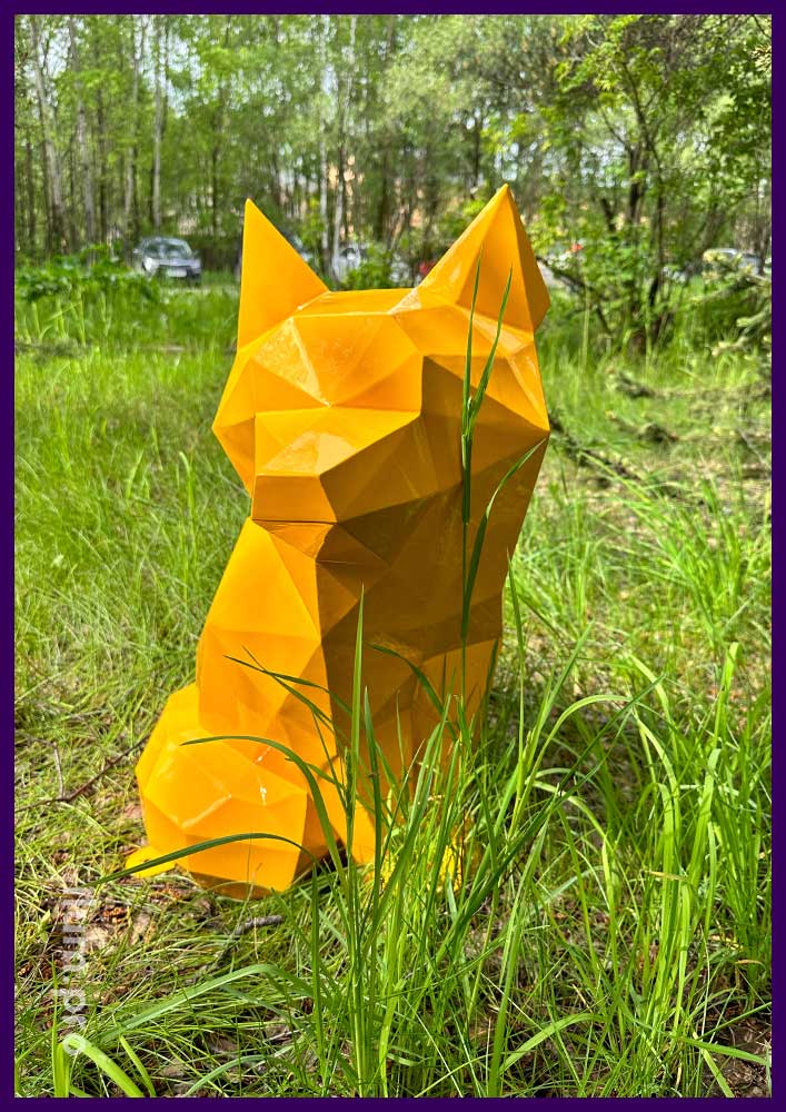 Ландшафтная скульптура в форме полигональной лисы оранжевого цвета