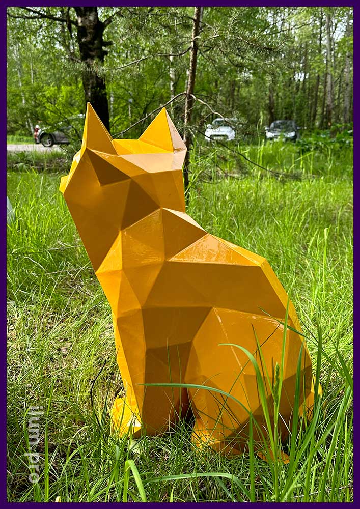 Металлическая скульптура лисёнка в полигональном стиле жёлтого цвета