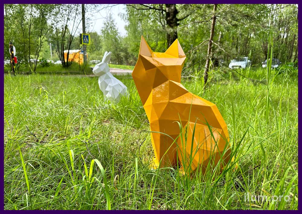 Садово-парковая скульптура полигональной лисы жёлтого цвета