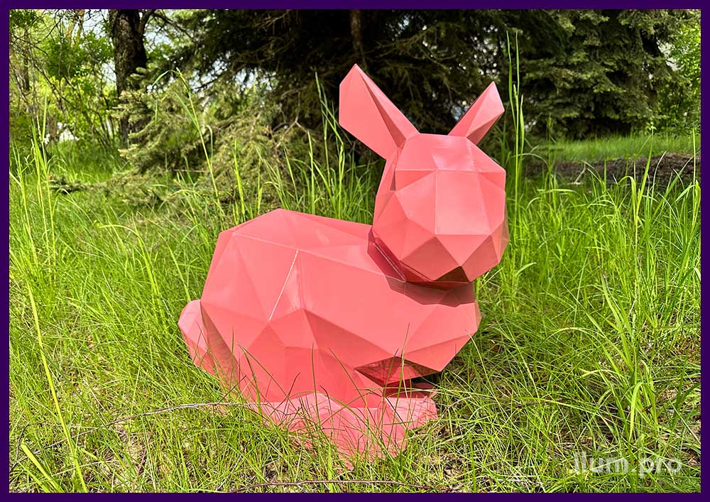 Дизайнерская скульптура зайца в полигональном стиле с розовой краской