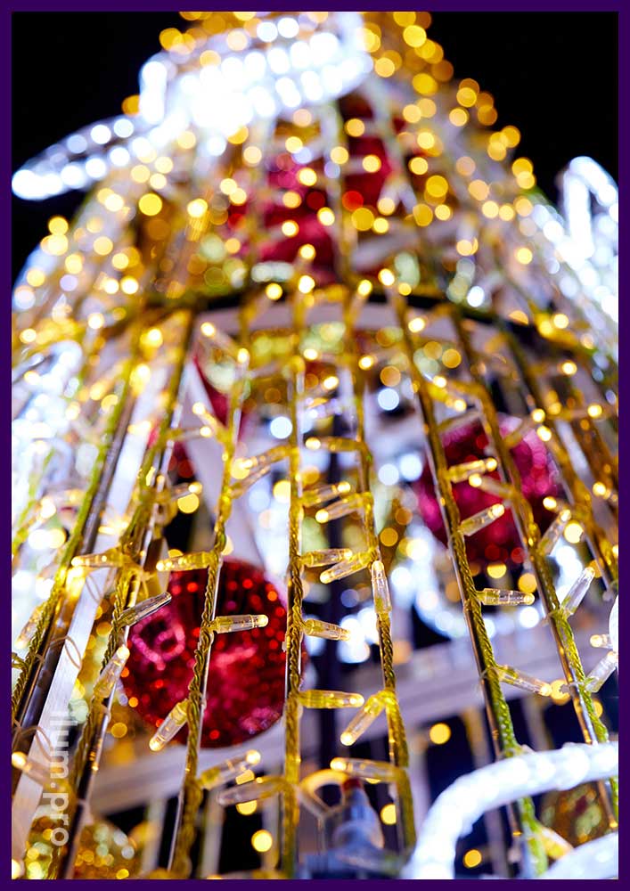 Новогодняя ёлка в форме светящегося конуса со скрипичным ключом Театр