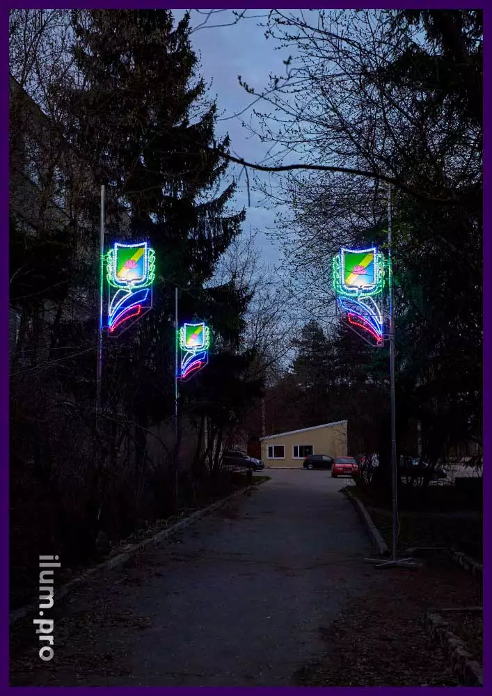 Разноцветные световые консоли с гербами и флагами для украшения фонарей вдоль дорог