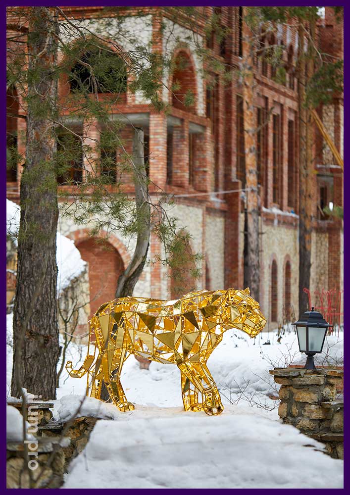 Золотой тигр в полигональном стиле - ландшафтная скульптура с гирляндами
