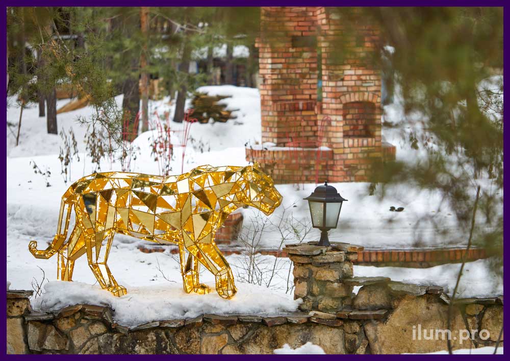 Ландшафтная скульптура в форме светящегося животного - тигр с уличными гирляндами