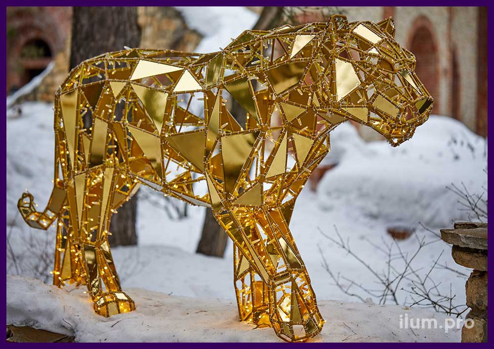 Тигр из алюминиевого каркаса, гирлянд и золотых элементов из зеркального композита