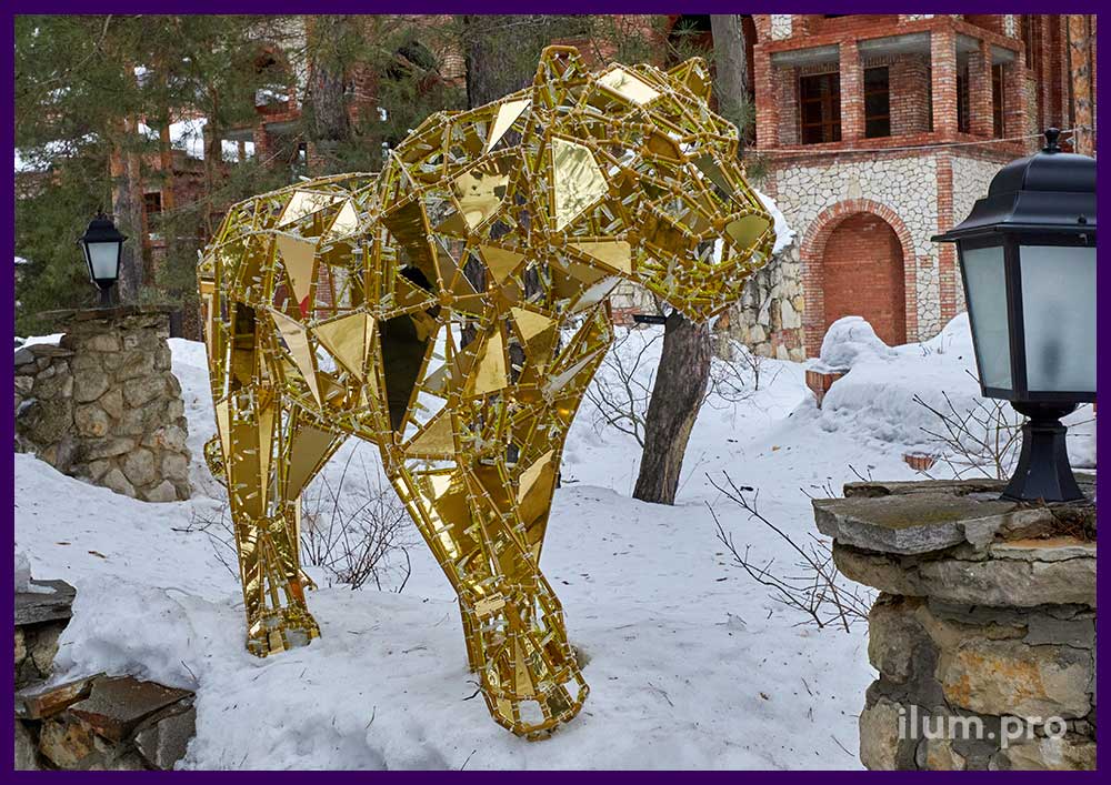 Металлическая полигональная скульптура тигра с гирляндами днём