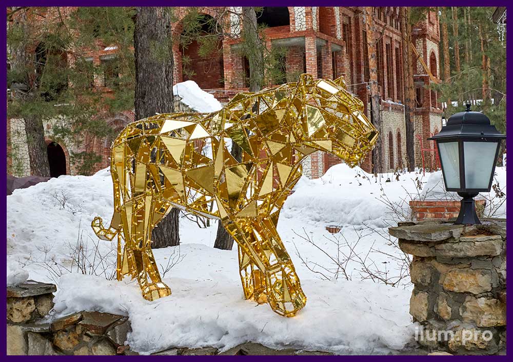 Украшение территории ресторана золотой полигональной скульптурой тигра