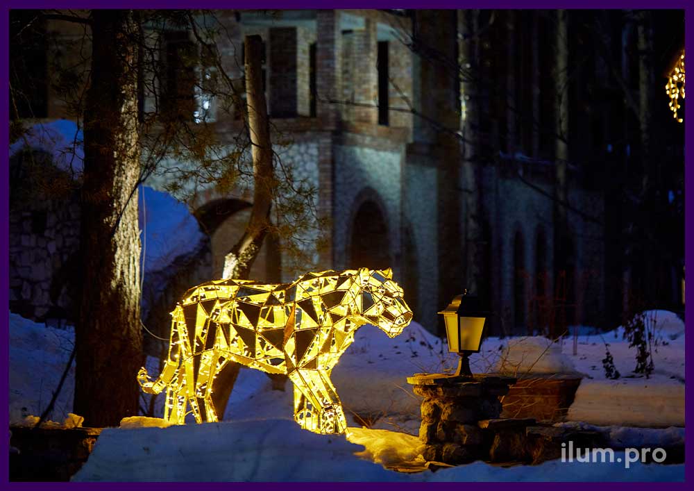 Скульптура полигональная с подсветкой - тигр с золотым композитом на территории ресторана