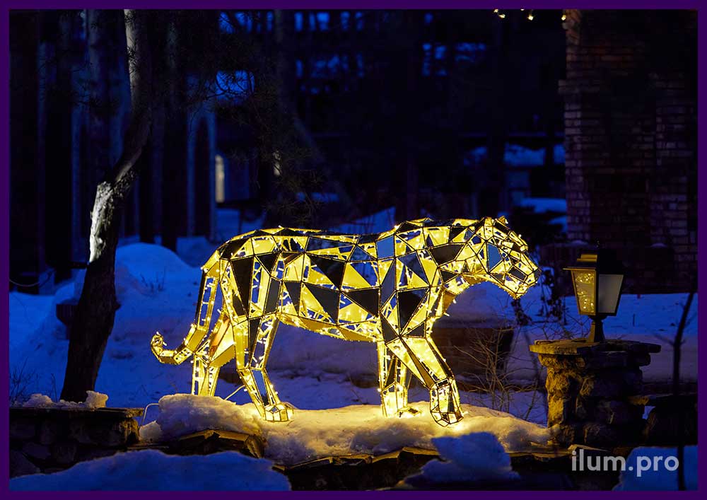 Полигональный тигр с подсветкой гирляндами и золотыми гранями из АКП
