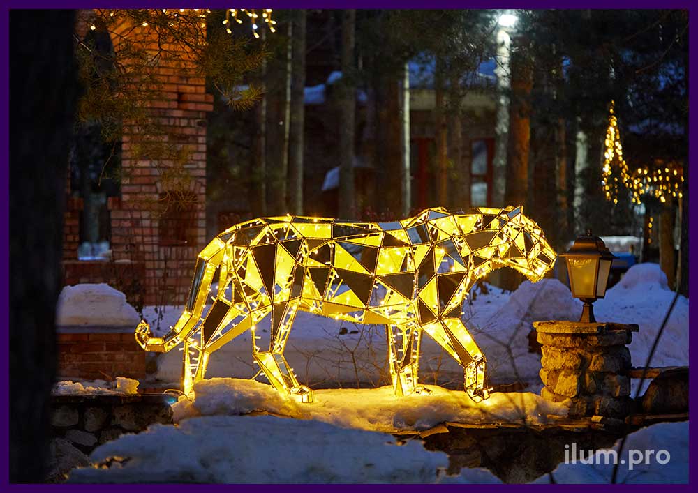 Украшение парка зеркальным полигональным тигром с встроенной подсветкой гирляндами