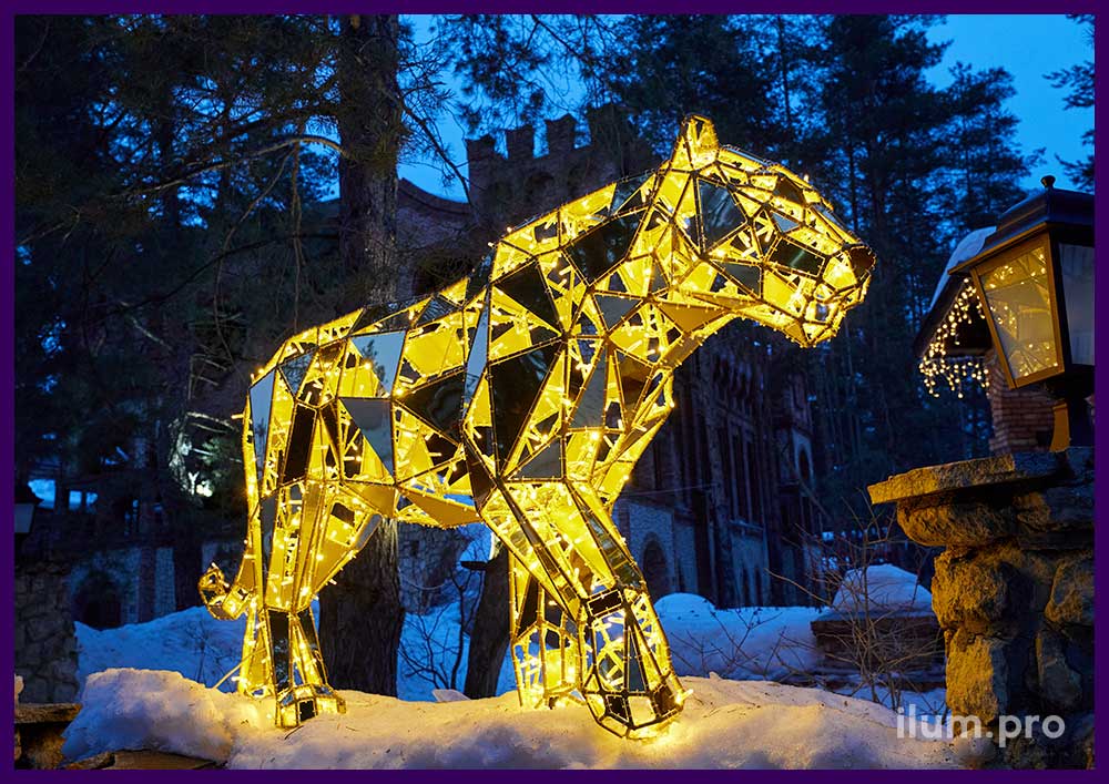 Ландшафтная скульптура с встроенной подсветками гирляндами - полигональный тигр