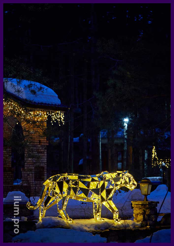 Украшение светящимся полигональным тигром территории ресторана во Владимирской области
