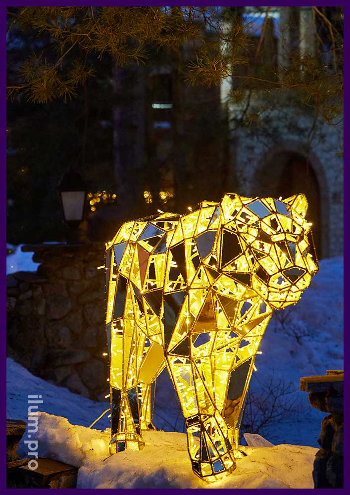 Скульптура тигра в полигональном стиле - металлический каркас с гирляндами и золотым композитом